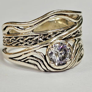 Celtic ring with cubic zironia