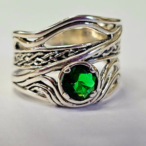 Celtic ring with Emerald