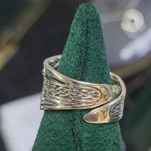 Celtic ring with Emerald